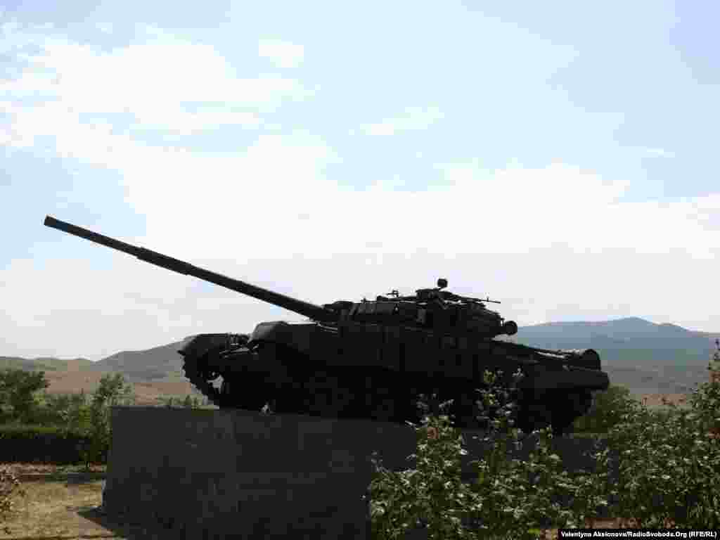 Монумент танку, що першим зайшов у місто Агдам. Місто було ареною жорстоких боїв. 1993 року вірменські збройні сили взяли Агдам. З тих пір місто контролюється владою невизнаної Нагірно-Карабаської республіки.