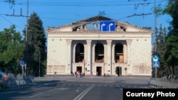 Знищений російською бомбою драматичний театр у Маріуполі