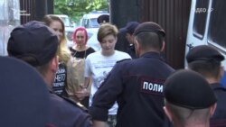 Учасниць Pussy Riot заарештували відразу після звільнення Учасниць Pussy Riot заарештували відразу після звільнення