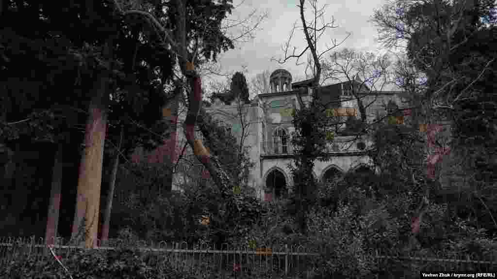 Таинственный дворец в доме без номера на улице Свердлова в Ялте. В советское время в этом здании находилось стоматологическое отделение