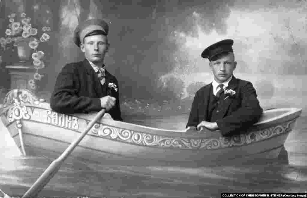 На рубеже столетий гребля была увлечением богачей. Последний российский царь и его семья часто фотографировались, погружая весло в воду каналов их резиденции, где они проживали за пределами Санкт-Петербурга. Эти два студента на фотографии делают вид, что гребут на лодке «Валк», названной в честь городка Валка в современной Латвии