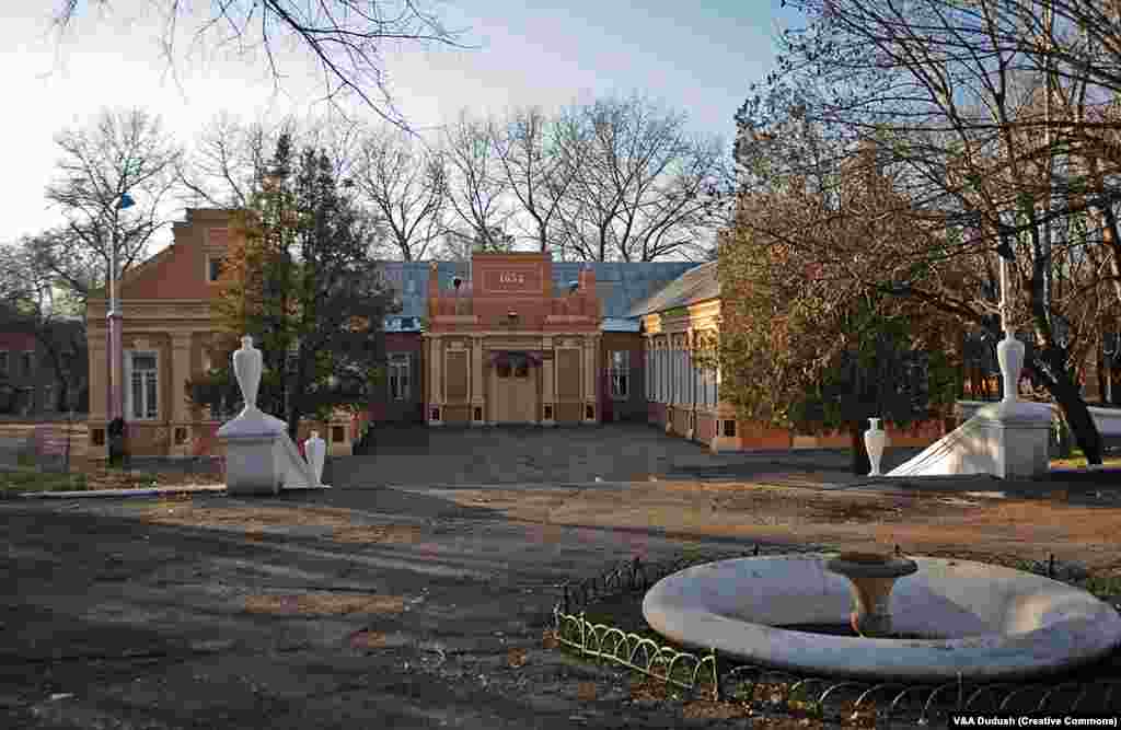 Будинок культури в Новгородському побудований у 1950 році.  Незрозуміло, чому населений пункт отримав свою незвичну назву. Цей Нью-Йорк був заснований десь до 1846 року етнічними німецькими поселенцями