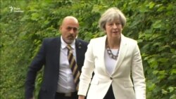 Прем’єрка Мей проголосувала на парламентських виборах в Британії (відео) Прем’єрка Мей проголосувала на парламентських виборах в Британії (відео)