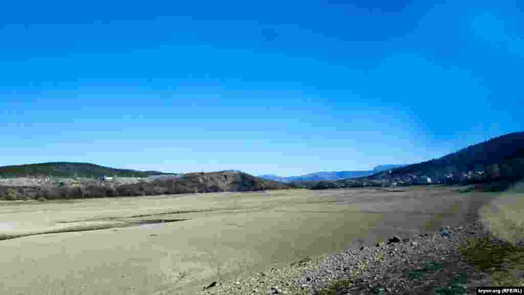 Гидрологи бьют тревогу: запас воды в водохранилищах Крыма уменьшился в два раза. Симферопольское водохранилище за апрель пополнилось всего на 570 тысяч кубометров