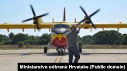 Kanader hrvatskih vazduhoplovnih snaga koji je gasio požare u Crnoj Gori
