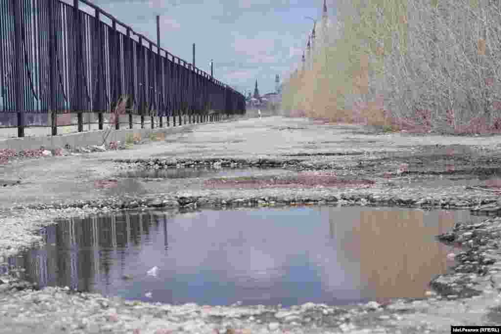 Портовая дамба Казани тянется от речного порта столицы Татарстана до Кировской транспортной дамбы. По набережной вдоль нее, минуя городскую суету и пробки, можно за несколько минут дойти от речного вокзала города до железнодорожного. А от последнего – рукой до подать до казанского кремля. Башня Сююмбике и мечеть Кул-Шариф, к примеру, видны большую часть пути – кажется, что набережная выводит прямо к ним.