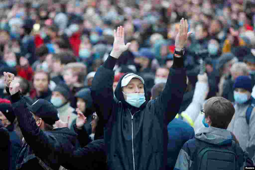 Учасники акції протесту 21 квітня 2021 року в Москві. На акціях протесту затримали загалом 1791 людину, повідомляє правозахисний портал «ОВД Инфо»