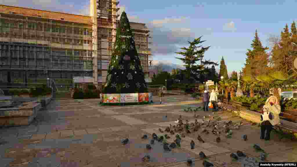 Как и весь Крым, Алушта в последние дни занята предновогодними хлопотами