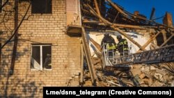 У Костянтинівці рятувальники витягнули з-під завалів багатоповерхівки тіло жінки, ще одна людина, ймовірно, перебуває під руїнами. Фото архівне