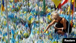 Прапорці на честь загиблих оборонців України на Майдані Незалежності у Києві.