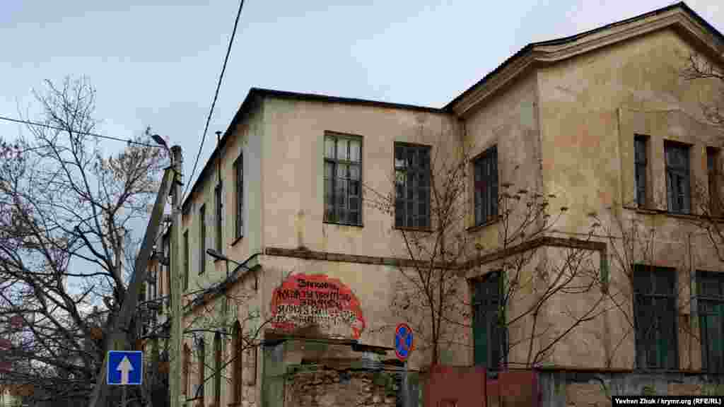 Чувства для граффити – один из главных мотивов. Возможно, в доме напротив живет объект любви этого художника. Граффити на одном из зданий Севастопольского университета