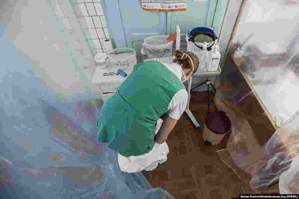 Як і на вхід, так і на вихід із «червоної зони» є місце, де медпрацівники знімають із себе засоби індивідуального захисту. Обробляють все спеціальними розчинами і лише тоді, «чисті», повертаються до іншої поточної роботи