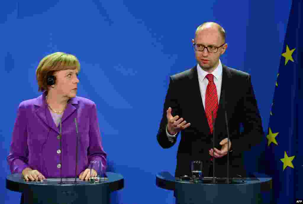 Канцлер Німеччини Анґела Меркель прислухається до прем’єр-міністра України Арсенія Яценюка під час прес-конференції. Берлін, 28 травня 2014 року