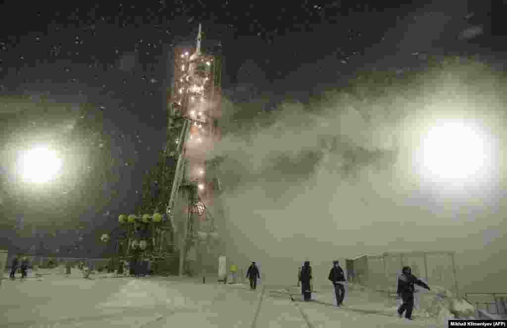 Ракета «Союз» с американским астронавтом Дэниелом Бьорбенком (Dan Burbank) готовится к старту морозным утром в ноябре 2011 года. «Союз» доставил Бьорбенка на Международную космическую станцию. С тех пор, как США свернули свою программу космических шаттлов, американцы заплатили России десятки миллионов долларов за каждого астронавта, доставленного на МКС