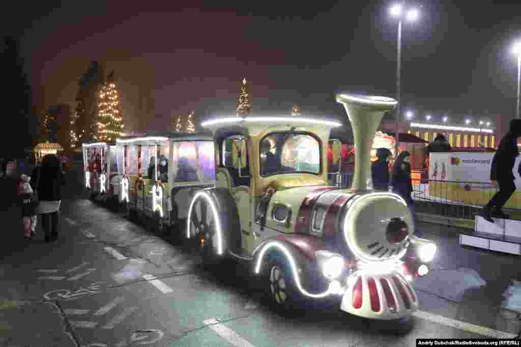 На фото: святковий потяг, що курсує територієї ВДНГ і завжди готовий підвезти усіх охочих до «Зимової країни» 