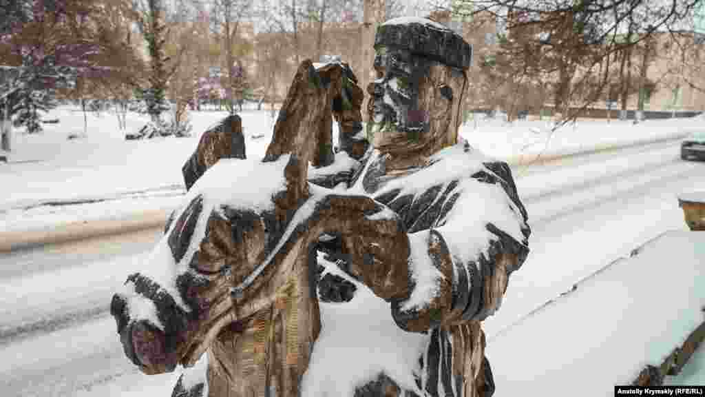 Деревянная скульптура возле крымскотатарского кафе «Мараканд» на улице Воровского