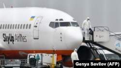 Літак вранці прибув з Китаю