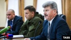 Заступник голови невизнаної «Ради міністрів» угруповання «ДНР» Олександр Караман, ватажок бойовиків Олександр Захарченко та «міністр охорони здоров’я» угруповання «ДНР» Віктор Кучковий (справа наліво)