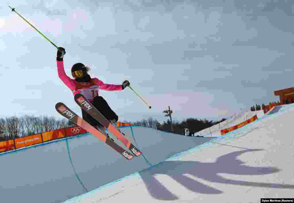 Фристайл: Сабріна Какмаклі з Німеччини змагається у жіночій лижній хаф-пайп кваліфікації у сніжному «Фенікс-парку» під час зимових Олімпійських ігор 2018 року  