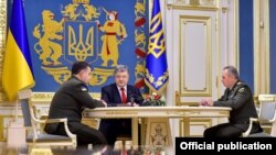 Верховний головнокомандувач ЗСУ, президент України Петро Порошенко (посередині), міністр оборони України Степан Полторак (ліворуч) та начальник Генштабу Збройних сил України Віктор Муженко. Київ, 1 листопада 2016 року (ілюстраційне фото)