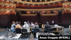 Музиканти виготовляють військове спорядження в оперному театрі Єревану (фото)