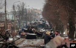 Понівечені рештки російської військової техніки на дорозі в місті Буча, неподалік Києва, 1 березня 2022 року