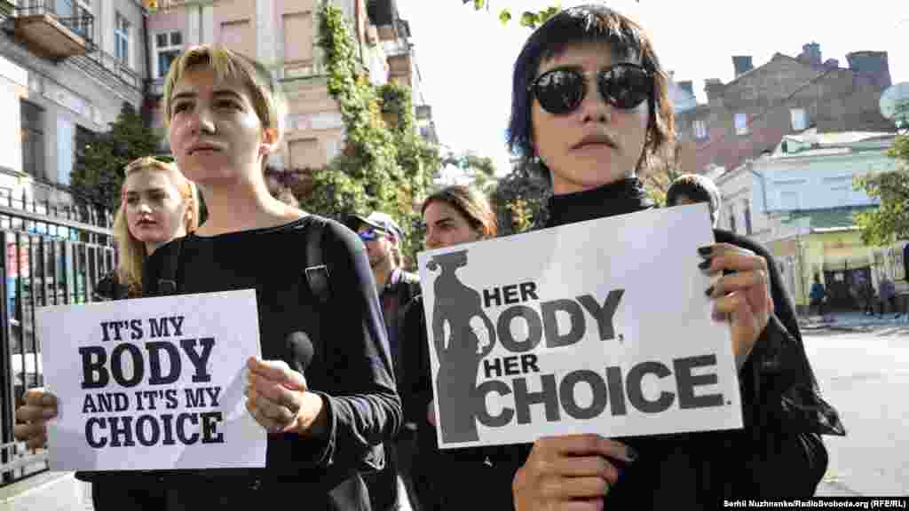 У Польщі проходить загальнонаціональний страйк жінок у рамках так званого «Чорного протесту» проти можливої повної заборони і криміналізації абортів. У різних містах країни в акціях взяли участь десятки тисяч жінок, більшість із них вийшли на акцію протесту в чорному одязі. Протести проти заборони абортів у Польщі тривають вже понад тиждень – відтоді, як Сейм Польщі проголосував у першому читанні за законопроект про повну заборону абортів і введення кримінальної відповідальності за їх здійснення