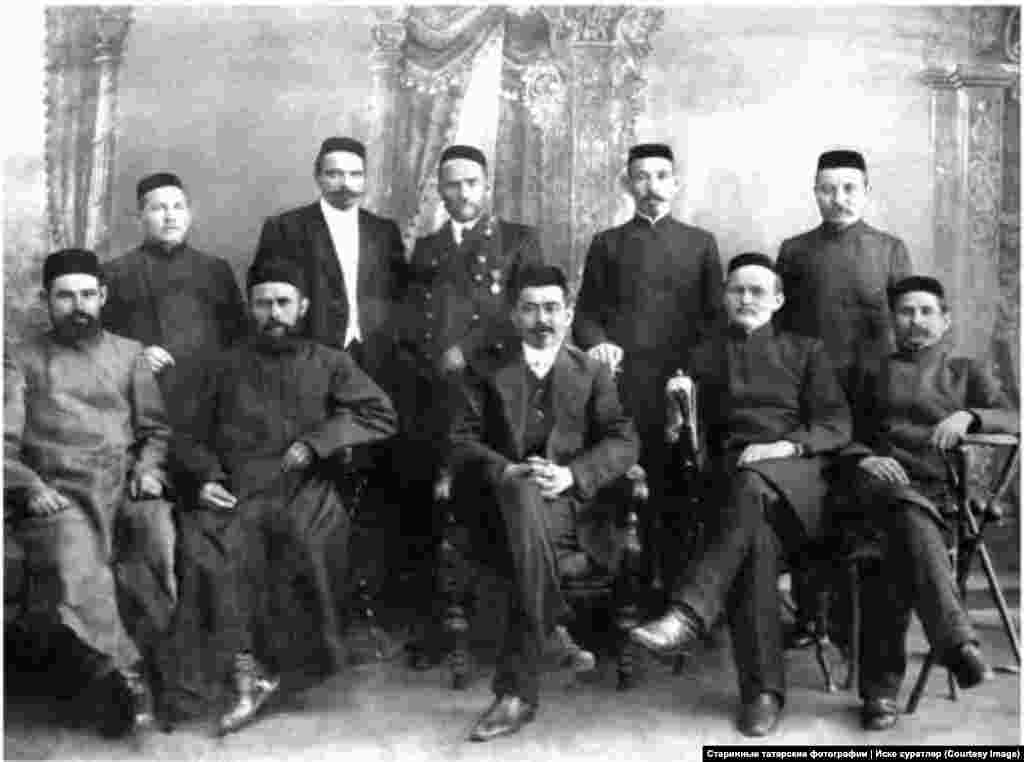 Позже, по словам создателя, свои семейные фотографии начали присылать и другие люди из разных стран бывшего СССР На фото – преподаватели троицкого медресе "Расулия". 1911-1912 год