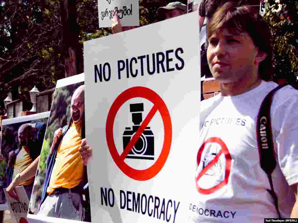 Участники акции в поддержку обвиняемых в шпионаже грузинских фоторепортеров с плакатами " I'm a photographer not a spy " " No pictures No democracy " у здания Швейцарского посольства в Москве, где представляются интересы Грузии.