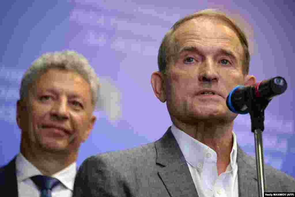 Лідери партії «Опозиційна платформа – За життя» Віктор Медведчук (праворуч) та Юрій Бойко виступають у виборчому штабі партії в Києві