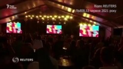 У Львові фанатам безкоштовно наливали пиво за голи у ворота збірної Росії – відео У Львові фанатам безкоштовно наливали пиво за голи у ворота збірної Росії – відео