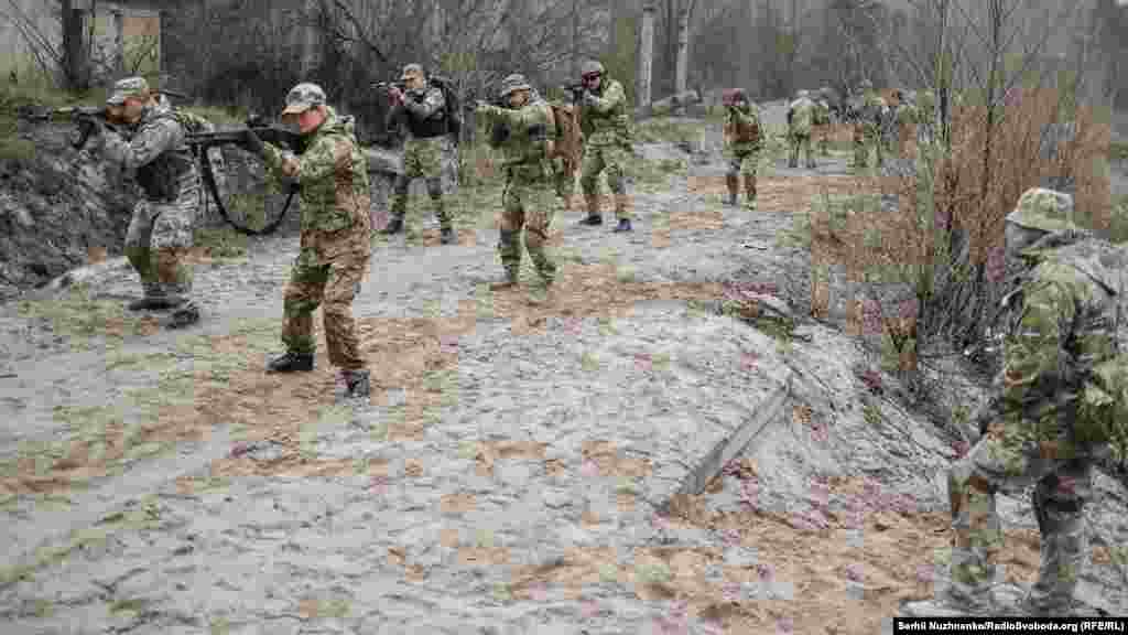 «До бою! Контакт ліворуч! Контакт праворуч! Контакт ліворуч! Вільно!» – голосно дає команди інструктор