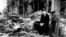 Пожилые люди на разрушенной войной улице Берлина, июнь 1945 года. Фоторепортер Евгений Халдей