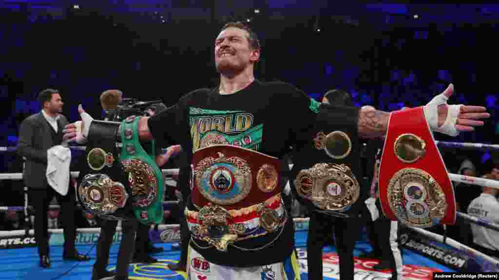 Oleksandr Usik slavi osvajanje titule svjetskog šampiona u kruzer kategoriji u novembru 2018. godine.Usik je profesionalac od 2013. godine, a ubrzo je dominirao u kruzer kategoriji (do 90,7 kg). Protivnici su ga opisivali kao izuzetno pokretnog i izdržljivog, što mu je omogućavalo da pojačava tempo u kasnijim rundama.