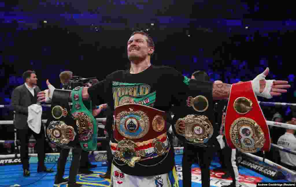 Александр Усик празднует победу над чемпионом мира в первом тяжелом весе в ноябре 2018 года. Усик перешел на профессиональный ринг в 2013 году, а это означало, что он мог драться за денежные вознаграждения. Вскоре он очистил дивизионы в крузервейте (90,7 килограмма). Бывший соперник так описывал сложность борьбы с украинцем: «Он много двигается и он очень подтянут». Выносливость украинца позволяла ему постоянно наращивать темп в последних раундах боя, когда его соперники начинали увядать