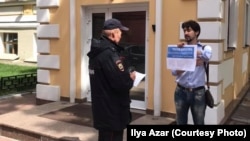 Московский муниципальный депутат Андрей Морев на пикете у здания Мосгоризбиркома