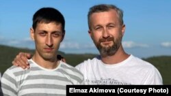 Крымский журналист Асан Ахтемов (слева) и известный крымскотатарский политик, преподаватель, политолог и журналист Нариман Джелял