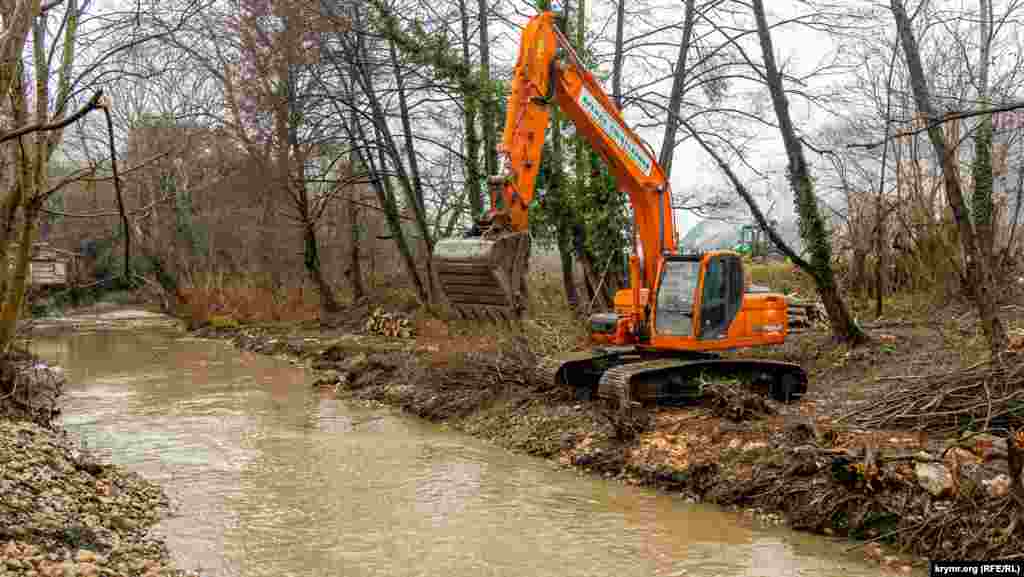 Русло реки продолжают капитально расчищать и укреплять силами и средствами компании по аренде спецтехники «Мамонт» из Санкт-Петербурга