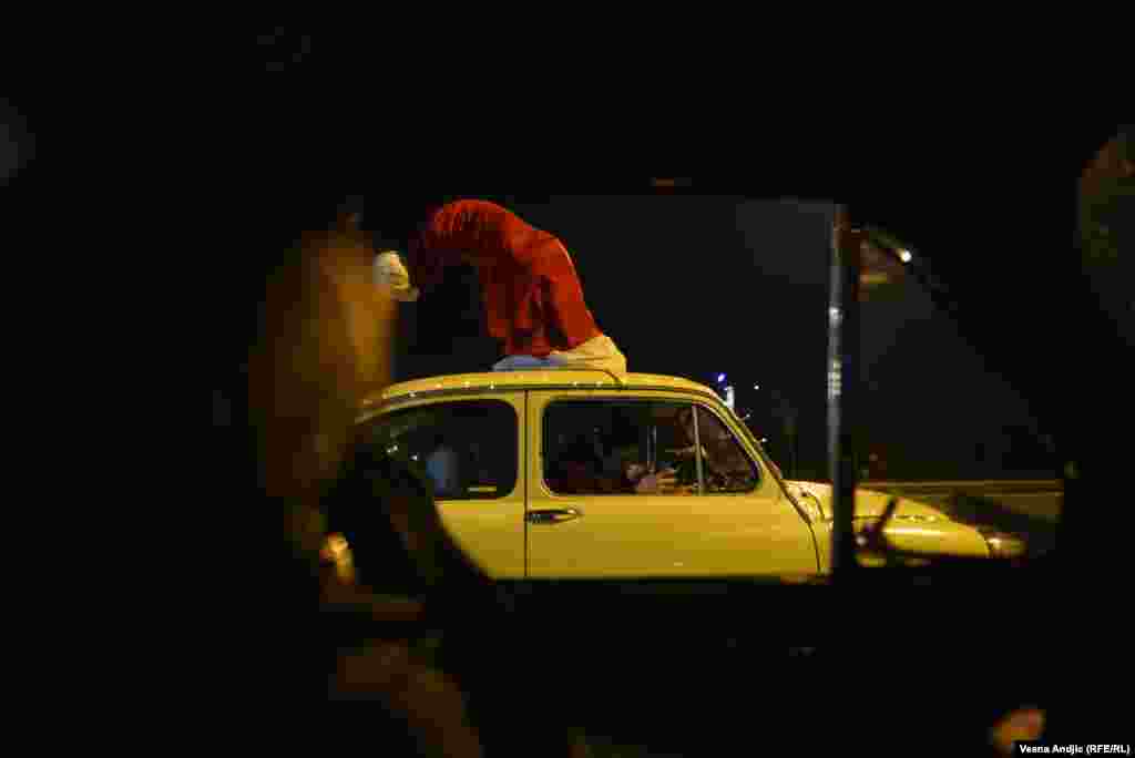 Lampice, jelke i kape Deda Mraza kao dekoracija na fićama.