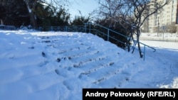 Обледенелые ступени у многофункционального центра на улице Героев Сталинграда в Севастополе, 24 декабря 2021 года. Иллюстрационное фото