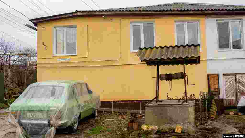 Детище советского и российского автопрома Иж -2125 «Комби» на улице Лесной защищен от непогоды