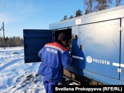 Сотрудник "Россетей" заправляет дизельный генератор