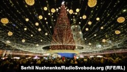 Новорічна ялинка, встановлена біля Софії Київської, грудень 2021 року