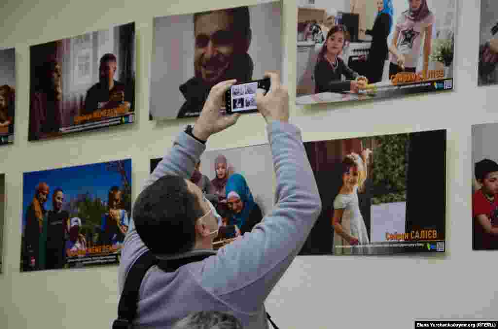 Национальный союз журналистов Украины 28 декабря в Киеве представил фотовыставку «Гражданские журналисты важны» в знак солидарности с преследуемыми в Крыму гражданскими журналистами и их семьями