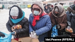 Казань, декабрь 2021 года. Очередь за бесплатной едой.