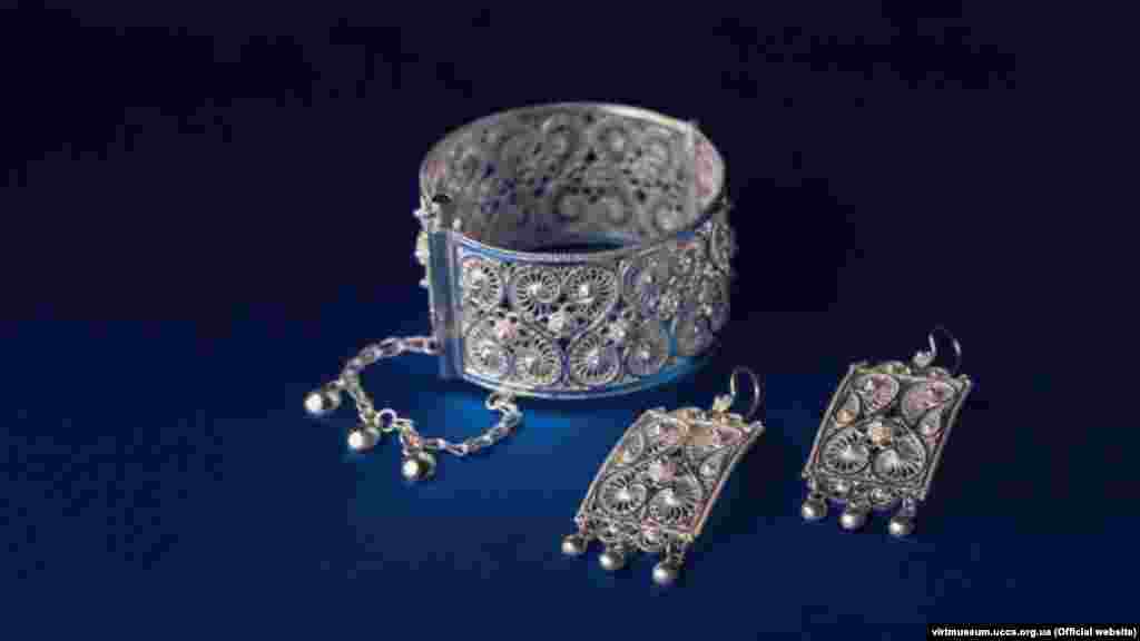 Орнамент «Орьнек» на ювелирных изделиях Bilezlik ve küpe. Айдер Асанов, 2017 год