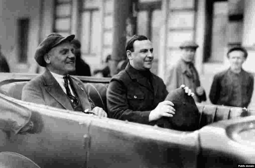 Участники процесса по делу о вредителях в угольной промышленности («Шахтинское дело»). Слева — государственный обвинитель Н. В. Крыленко. Справа – государственный обвинитель Г. К. Рогинский. РГАКФД. Арх. № 2-65