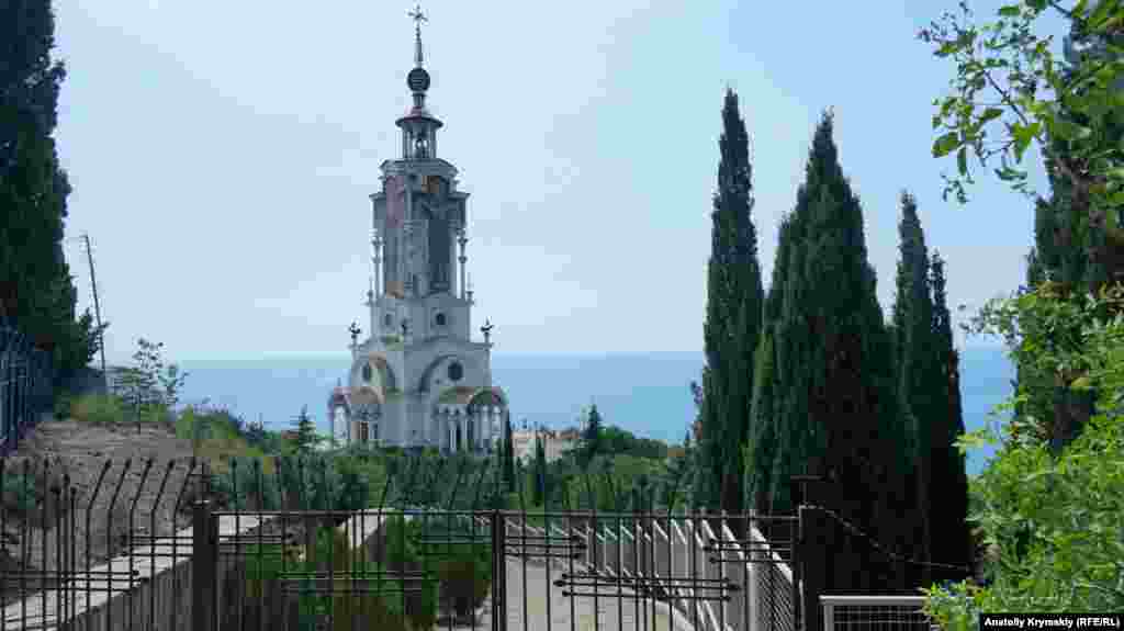Алушта, православный храм-маяк Николая Чудотворца. Первый камень уникальной для Крыма церкви заложили в октябре 2004-го. Спустя два с половиной года – в 2007-м – его торжественно освятили. Внутри позолоченного шара под главным крестом установлен фонарь, что позволяет храму играть роль маяка. Тогда как в цокольной его части располагается Музей катастроф на водах, экспозиция которого повествует о самых крупных морских трагедиях