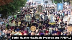 Віряни УПЦ (МП), зокрема, провели урочистий молебень на Володимирській гірці, а потім хресну ходу