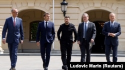 Канцлер Німеччини Фрідріх Мерц, президент Франції Еммануель Макрон, президент України Володимир Зеленський, прем’єр-міністр Великої Британії Кір Стармер і прем’єр-міністр Польщі Дональд Туск. Київ, 10 травня 2025 року.